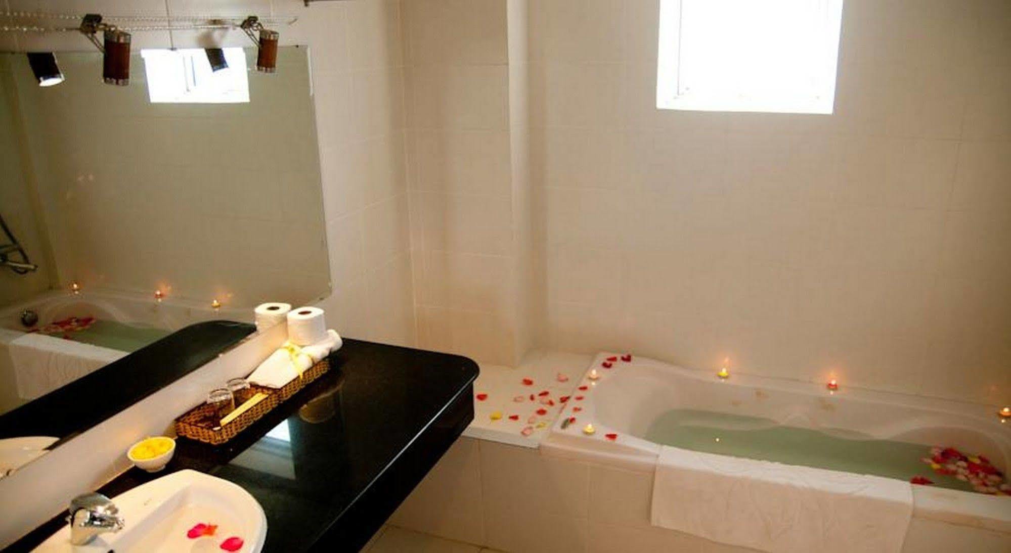 Hotel Golden Lotus Hue Esterno foto